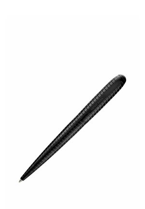 Czarny rysik z teksturowanym uchwytem z poziomymi rowkami i logo "Hugo Boss" blisko górnego końca na białym tle.