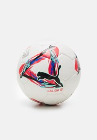 Valge jalgpall, millel on värvikas abstraktne disain sinise, punase ja musta värviga. Pallil on must Puma logo ja "LaLiga" bränding.