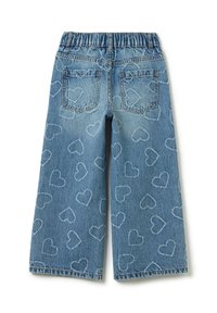 Denim wijde pijpen broek met een elastische tailleband, lichtblauwe kleur, voorzien van verspreide witte hartpatronen en twee achterzakken.