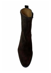 Botín de ante marrón hasta el tobillo con una forma elegante y esbelta. Presenta una puntera redondeada baja y una lengüeta trasera. El interior es de color beige.