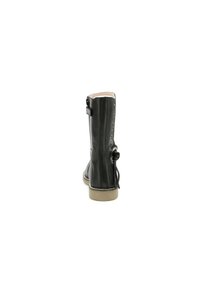 Botas de cuero negro hasta el tobillo con un acabado suave, puntera redonda y tacón bajo. Presentan un lazo en la parte trasera y una cremallera lateral.