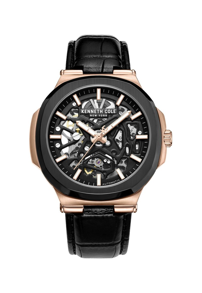 Skeleton automatische horloge met een zwarte wijzerplaat, rose-gouden accenten en een zwarte leren band. Beschikt over een geometrisch ontwerp en zichtbare beweging.