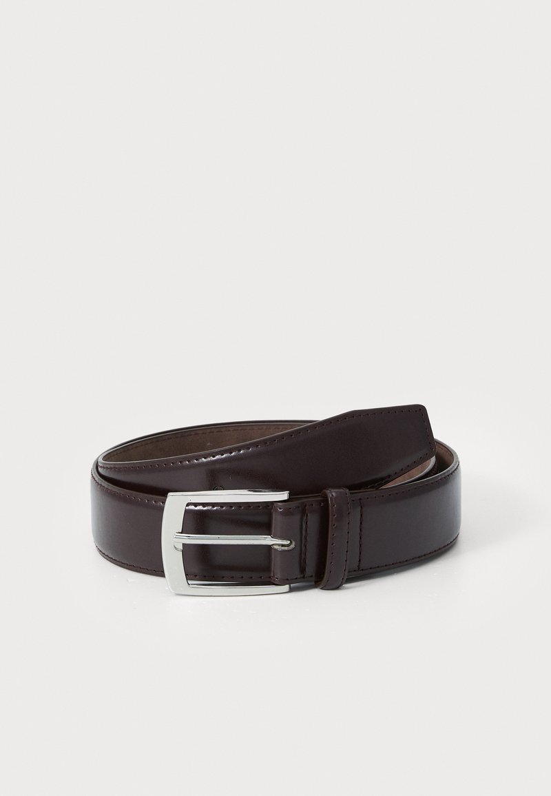 Καφέ δερμάτινη ζώνη με λεία επιφάνεια, διαθέτοντας ασημένια μεταλλική πόρπη και μια θηλιά για ρυθμιζόμενη εφαρμογή. Λεπτός σχεδιασμός, κλασικό σχήμα.