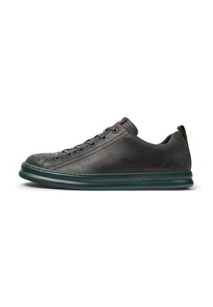 Szare skórzane sneakersy z okrągłym noskiem, ciemnozieloną podeszwą i sznurowanym zapięciem, z perforacjami dla wentylacji i logo po boku.