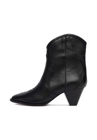 Mustad mustang musta nahast saapad terava nina, struktureeritud külgedega ja kitseneva kontsaga. Esiosas on läikiv õmblusdetail.