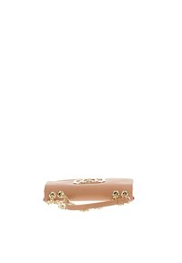 Borsa in pelle color cammello con forma rettangolare, dotata di hardware color oro e tracolla a catena. Dettaglio del logo in rilievo ben visibile sulla parte anteriore.