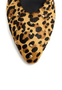 Scarpa piatta con stampa leopardata realizzata in pelle scamosciata marrone testurizzata con macchie nere, caratterizzata da borchie dorate per un tocco di stile in più sulla parte superiore.