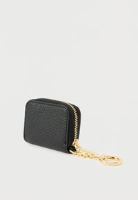 Μαύρο δερμάτινο πορτοφολάκι με φερμουάρ για κλειδιά, με υφή, χρυσό φερμουάρ και αξεσουάρ, ορθογώνιο σχήμα και προσαρτημένο δαχτυλίδι κλειδώματος.