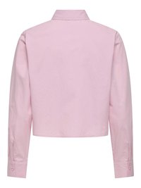 Chemise courte rose clair à manches longues avec col, poignets boutonnés et ourlet droit vue de dos.