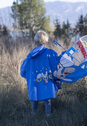 Imperméable bleu avec un motif de Sonic le hérisson au dos, accompagné d'un parapluie assorti au design coloré.
