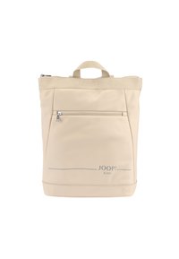 Zaino beige realizzato in materiale sintetico, con una tasca frontale con zip, manici superiori e dettaglio logo stampato. Texture liscia e design strutturato.