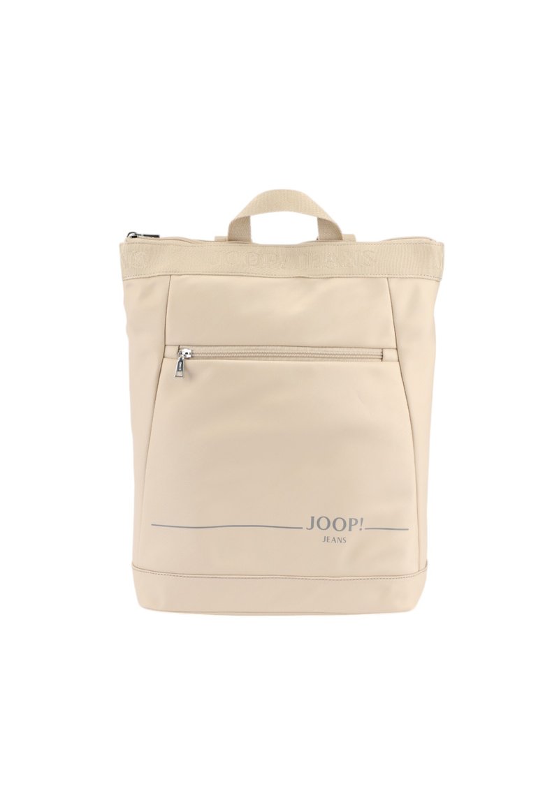 Zaino beige realizzato in materiale sintetico, con una tasca frontale con zip, manici superiori e dettaglio logo stampato. Texture liscia e design strutturato.