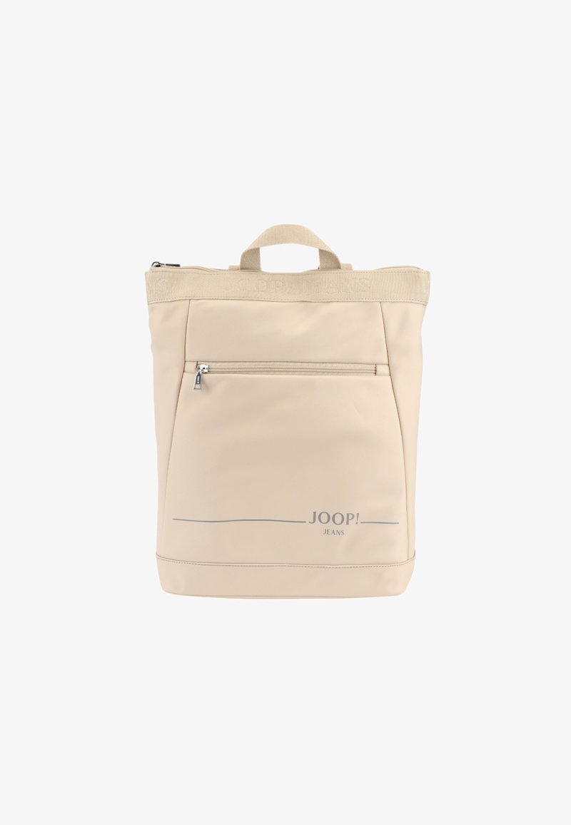 Zaino beige realizzato in materiale sintetico, con una tasca frontale con zip, manici superiori e dettaglio logo stampato. Texture liscia e design strutturato.