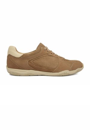 Afslappet brun ruskind-sneaker med lys beige sål og hælpatch, sidesyninger og snørelukning.