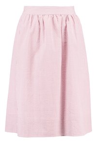 Jupe rayée rose et blanche avec une taille haute, texture de tissu froncé et silhouette fluide, atteignant la longueur mi-mollet.