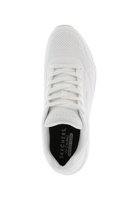 Weiße Skechers-Sneaker mit durchlöchtem Zehenbereich, weißen Schnürsenkeln und schwarzer Air-Cooled Memory Foam-Einlegesohle aus der Draufsicht.