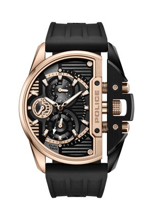 Reloj de pulsera bicolor negro y oro rosa con doble huso horario, tres subesferas, esfera texturizada, marcadores destacados y correa de caucho negra.