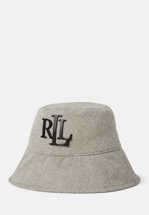 Beige en zwart gebreide vissershoed met zwart geborduurd "RL"-logo aan de voorkant, tegen een effen witte achtergrond.