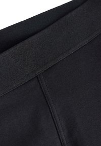 Banda elastica nera in vita, tessuto liscio e elastico, con design a cucitura piatta. Costruzione semplice e aderente, adatta per abbigliamento sportivo.