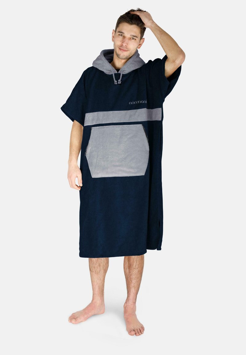 Navyblauer, übergroßer Handtuch-Poncho mit grauen Akzenten, Kapuze und Fronttasche; aus weichem, saugfähigem Material. Lässiges Design für Komfort.
