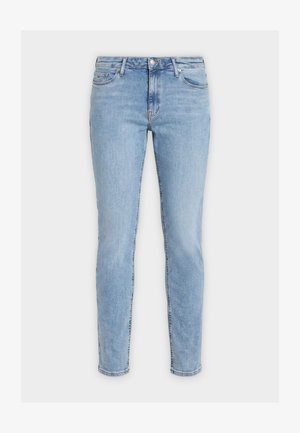 Jean skinny bleu clair avec bouton à l'avant, fermeture éclair et design à cinq poches sur fond clair uni.
