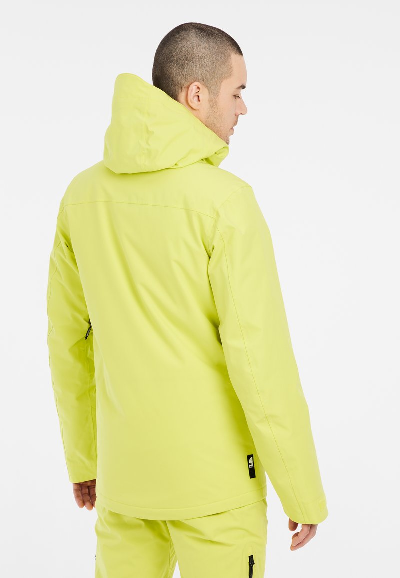 Veste imperméable vert citron avec capuche, texture lisse, poignets réglables et poches zippées sur les côtés. Présente un logo près de l'ourlet.