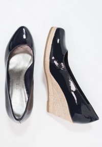 Námořnické lakované wedge boty s texturovaným tkaným juty podpatkem. Obroubený špička a metalicky stříbrná interiérová podšívka.