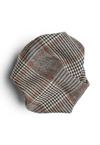 Grau- und beige gestrickte Mütze mit einem Hahnentrittmuster, das einen orangefarbenen Akzent im Karodesign aufweist. Weicher Stoff und runde Form.