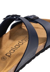 Sandalo in pelle blu navy con soletta in sughero, cinturino regolabile e accessori neri. Suola testurizzata per una migliore aderenza e logo del marchio impresso nella soletta.