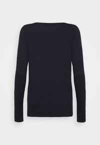 Tmavě modrý svetr vyrobený z měkké, lehké látky; má dlouhé rukávy a kulatý výstřih; hladký povrch bez vzorů nebo ozdob.