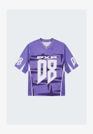 Maillot de sport violet avec un grand "08" blanc et le texte "PXP", manches courtes, et motifs abstraits violet foncé sur le devant et les manches.