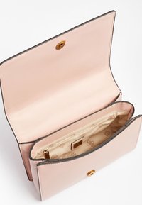 Borsa a mano in pelle rosa con texture liscia, hardware dorato e chiusura a scatto magnetico. L'interno è dotato di una tasca con zip e di una fodera a motivo sottile.