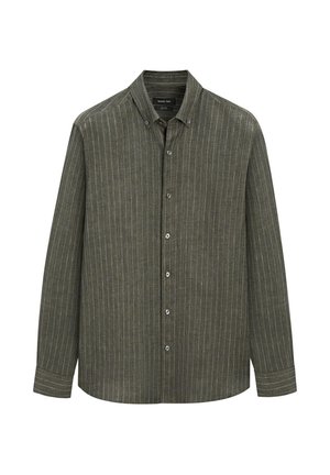 Chemise verte à manches longues avec des rayures blanches verticales fines et un col boutonné, posée à plat sur un fond blanc.