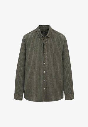 Grünes langärmeliges Hemd mit weißen vertikalen Nadelstreifen und einem Button-Down-Kragen, flach auf einem weißen Hintergrund liegend.