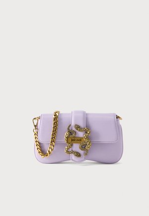 Lila leren clutch met gouden slangenklem en dikke gouden kettingriem, met "Just Cavalli" branding aan de voorkant.