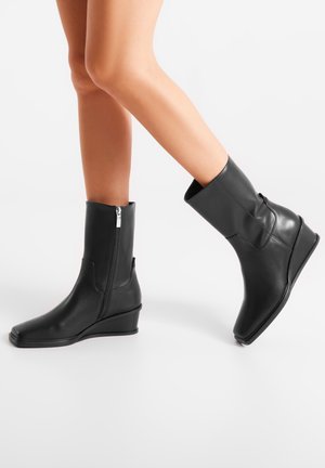 Keilstiefelette - black