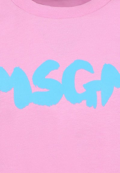 Roze katoenen T-shirt met een groot, onregelmatig blauw grafisch tekstontwerp dat "MSGN" leest. De stof heeft een gladde textuur.