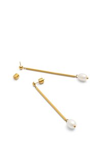 Orecchini in metallo color oro con barre lunghe e sottili. Ognuno presenta una perla all'estremità e un accento sferico dorato sulla parte superiore.