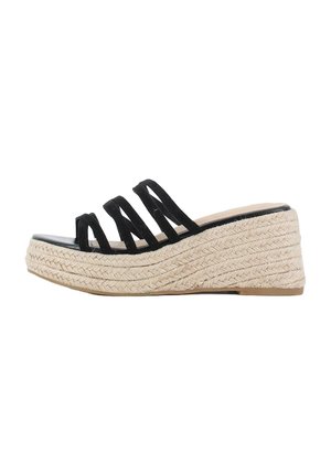 Sandalias de cuña de ante negro con tres correas abiertas, una suela intermedia trenzada de fibra natural y una plataforma delantera negra lisa.