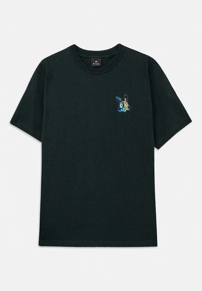Cămașă T-shirt scurtă neagră cu un grafic mic și colorat de iepure pixelat pe partea stângă a pieptului și guler rotund.