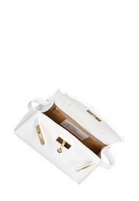 Witte leren handtas met een gestructureerd ontwerp, voorzien van goudkleurige hardware, twee zijflappen en een textuur oppervlak. De binnenkant is tan.