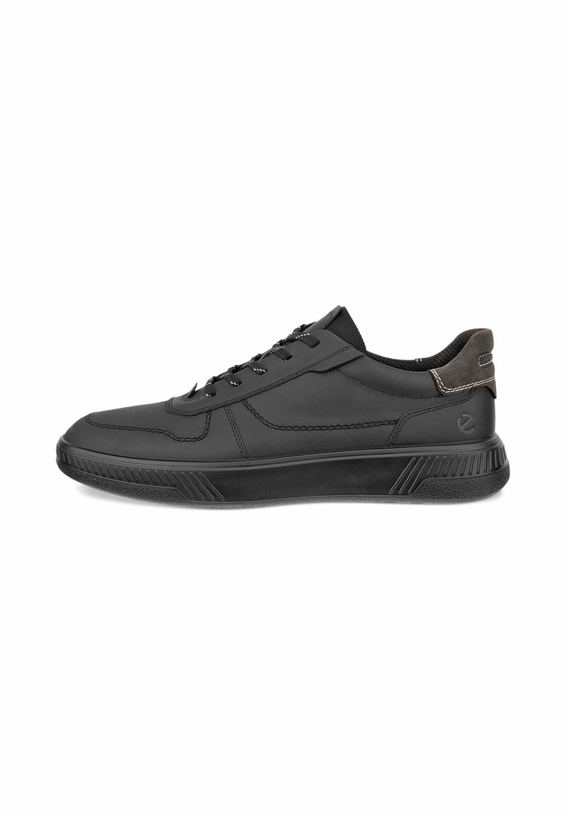 Sort sneakers med en glat læderoverdel, snørelukning, polstret krave og tekstureret gummisål med en diskret logodetalje.