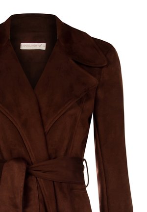 Brauner Wildleder-Trenchcoat mit breiten Revers, tailliertem Bund und langen Ärmeln. Glatte Textur; mit einem Etikett versehen, das "Rinascimento" trägt.