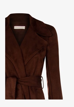 Brauner Wildleder-Trenchcoat mit breiten Revers, tailliertem Bund und langen Ärmeln. Glatte Textur; mit einem Etikett versehen, das "Rinascimento" trägt.