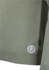 Pull vert tricoté avec un ourlet et des poignets côtelés, orné d'un patch logo circulaire sur le côté inférieur gauche. Texture douce et design décontracté.