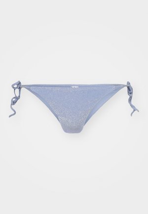 Parte inferior de bikini azul hecha de tejido brillante. Presenta cierres anudados a ambos lados y un diseño de corte bajo. Textura suave en todo su conjunto.