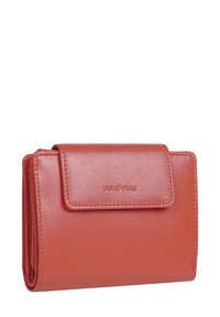 Červená kožená peněženka s texturovaným povrchem, uzávěrem na klopu a vyraženým logem "MAITRE". Kompaktní obdélníkový tvar s viditelnými švy.