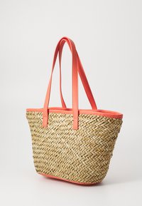 Τσάντα ώμου από πλεγμένο ψάθα με κοραλί συνθετικό δέρμα στις λεπτομέρειες και τις καντίνες. Διαθέτει ορθογώνιο σχήμα και υφή φυσικής εμφάνισης.