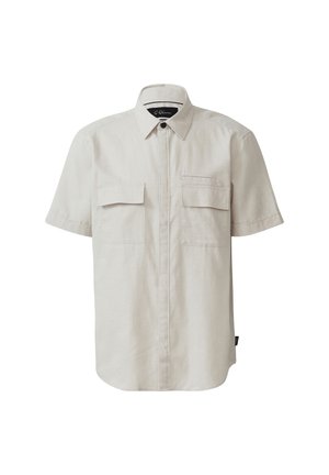 Korte mouwen beige shirt van lichtgewicht stof, met een knoopsluiting aan de voorkant, twee borstzakken en een kraag.