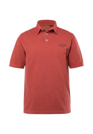 Koszulka polo z krótkim rękawem w kolorze rdzawego czerwieni, wykonana z bawełny, z kołnierzykiem, zapięciem na dwa guziki i logo nadrukowanym na piersi. Miękka, casualowa tekstura.